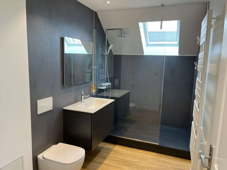 Appeler un plombier en urgence pour une fuite d'eau dans la salle de bain d'un appartement au 5ème étage, Saveuse, SPS Plomberie